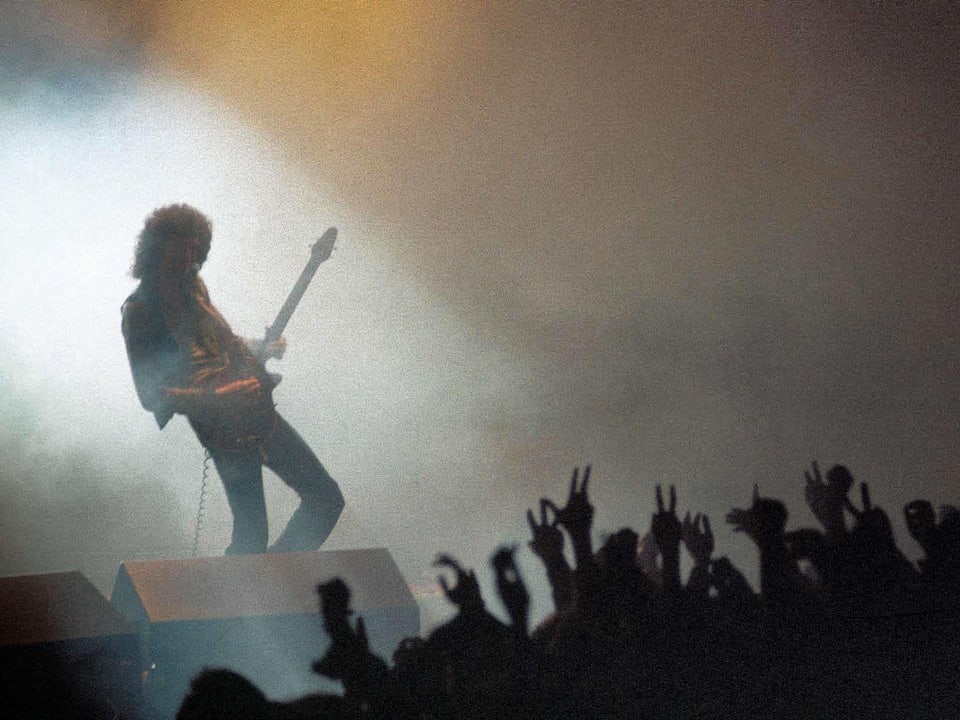 Queen-Gitarrist Brian May auf der Bühne.