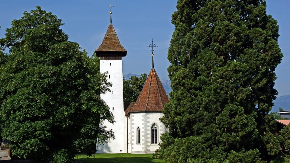 Die Kirche Scherzlingen im Sommer.