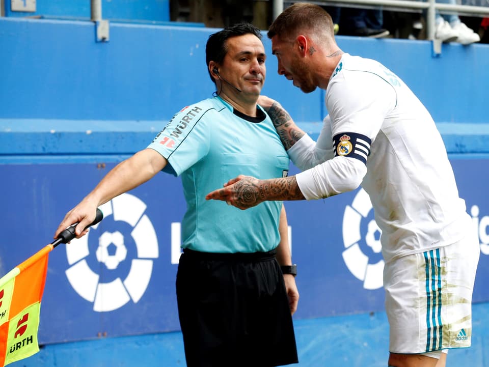 Reals Sergio Ramos im Gespräch mit dem Schiedsrichter.