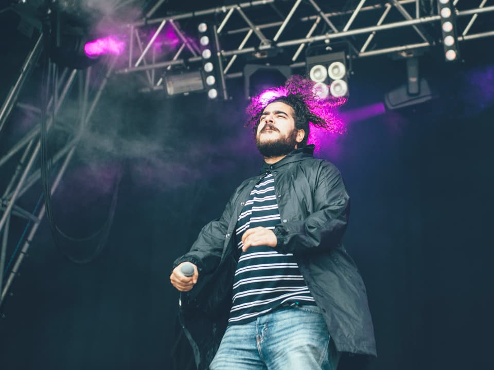 Der Churer Rapper Ali auf der Bühne am Openair Lumnezia.