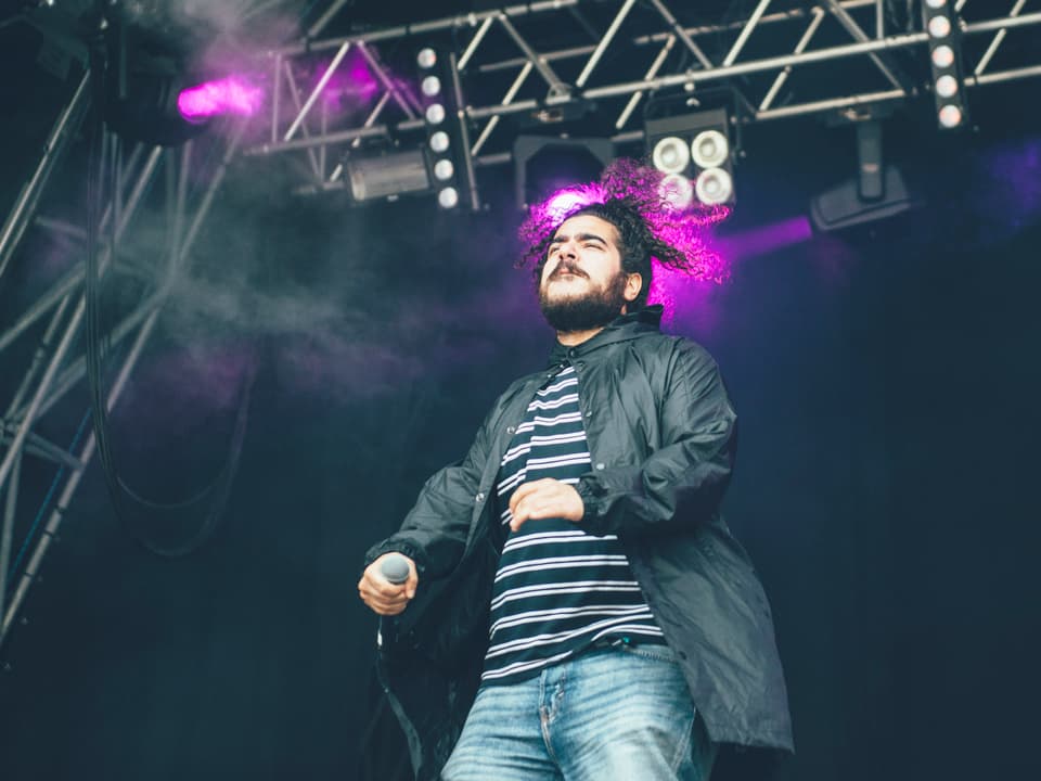 Heimvorteil: Der Churer Rapper Ali auf der Bühne am Openair Lumnezia.