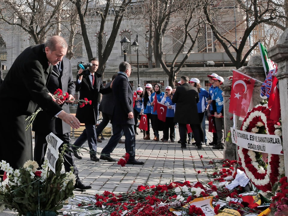 Präsident Erdogan legt Blumen nieder