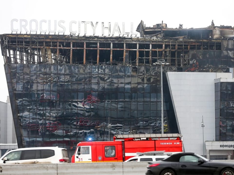 Blick auf Crocus City Hall; oberster Stock ausgebrannt