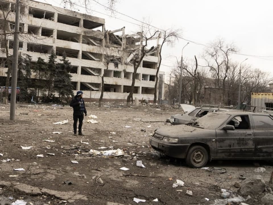 Ein Gebäude der Technischen Universität in Mariupol, das bei einem Luftangriff im März 2022 zerstört wurde.