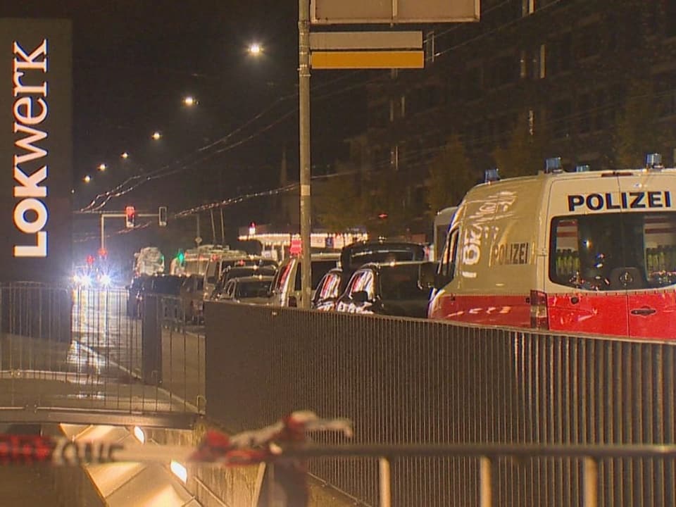 Ein Fahrzeug der Polizei steht vor dem Einkaufszentrum.