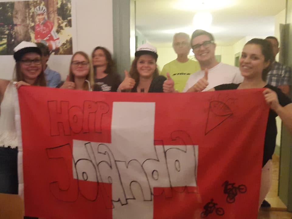 Fans mit Schweizer Fahne