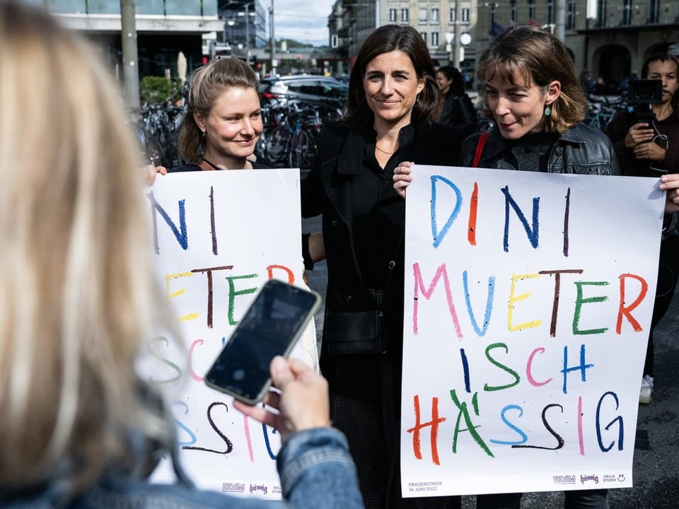 SP-Nationalrätin, Flavia Wasserfallen (Mitte), und andere Frauen demonstrieren 