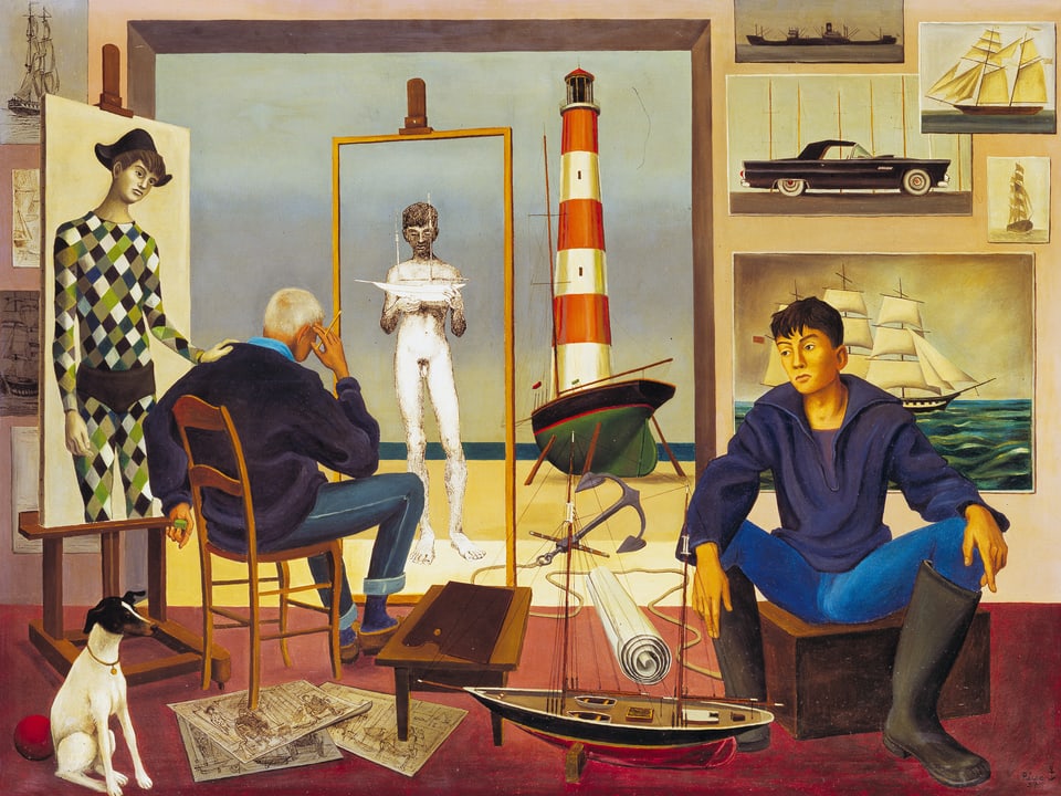 Das Bild zeigt zwei Männer, die in einem Raum voller maritimer Bilder sitzen.