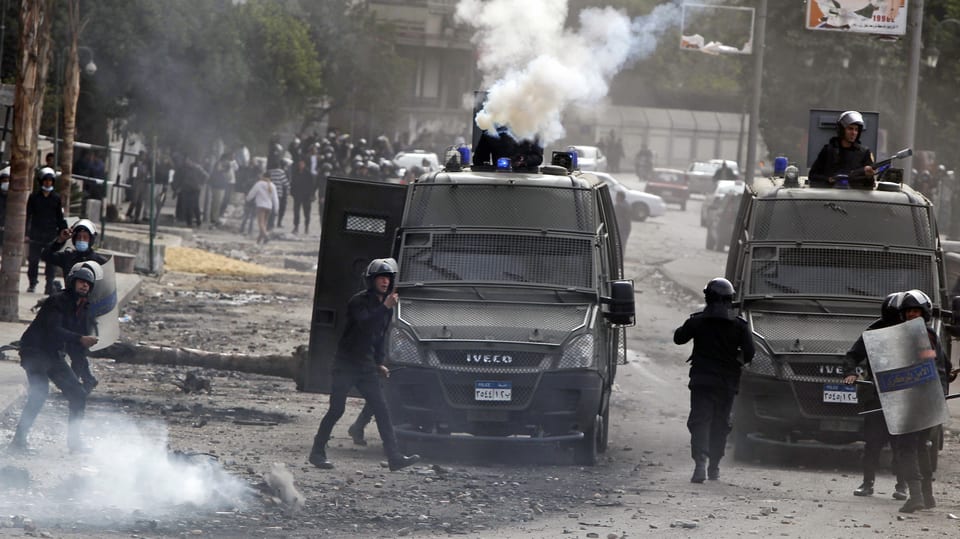 Polizisten und Demonstranten in kairo geraten aneinander. (reuters)