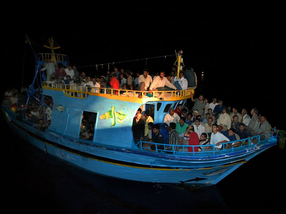 Ein Flüchtlingsboot bei Nacht