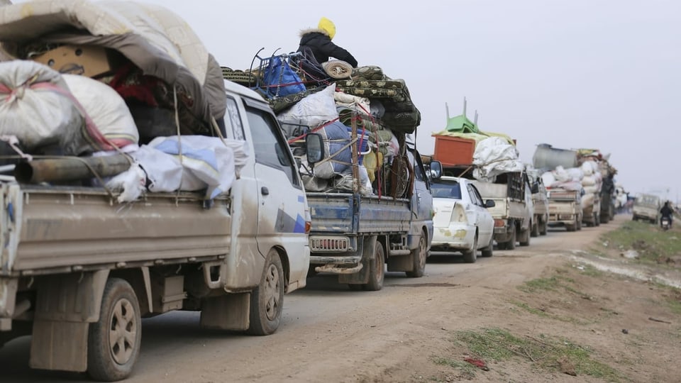 Die Menschen fliehen aus den umkämpften Gebieten im Süden Idlibs.