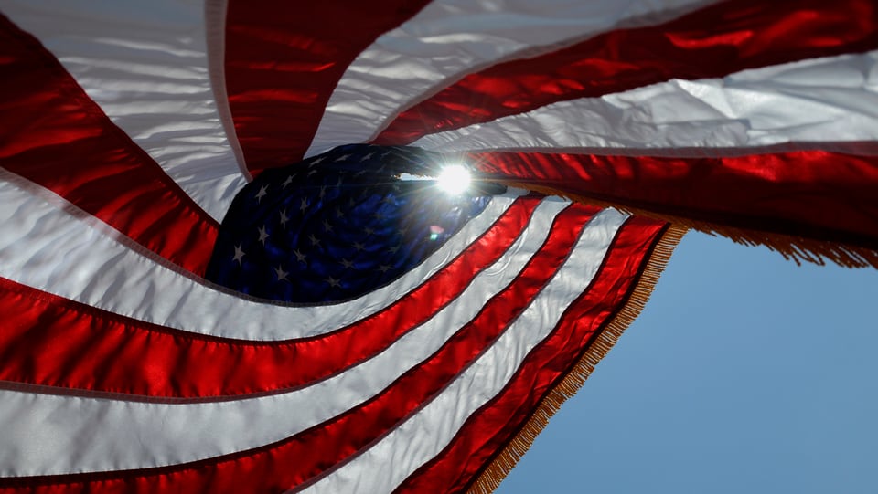 US-Flagge, die sich im Wind einrollt