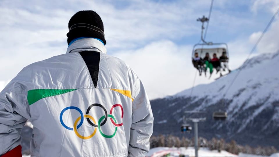 Mann mit Olympia-Jacke.