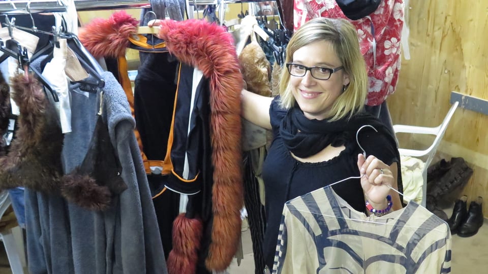 Ursina Wyss zeigt zwei Kostüme aus «Cats»