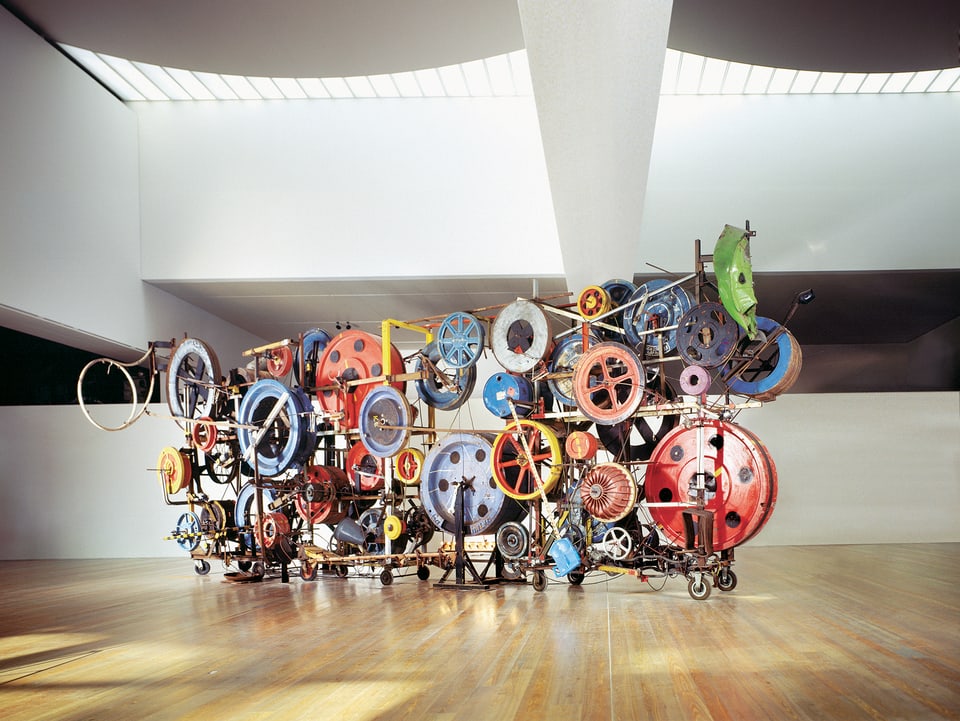 Eine Tinguely-Skulptur mit vielen bunten Rädern steht in einem Saal im Museum Basel.