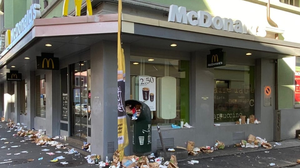 Vor einem Mc-Donald's-Restaurant liegt Müll herum.