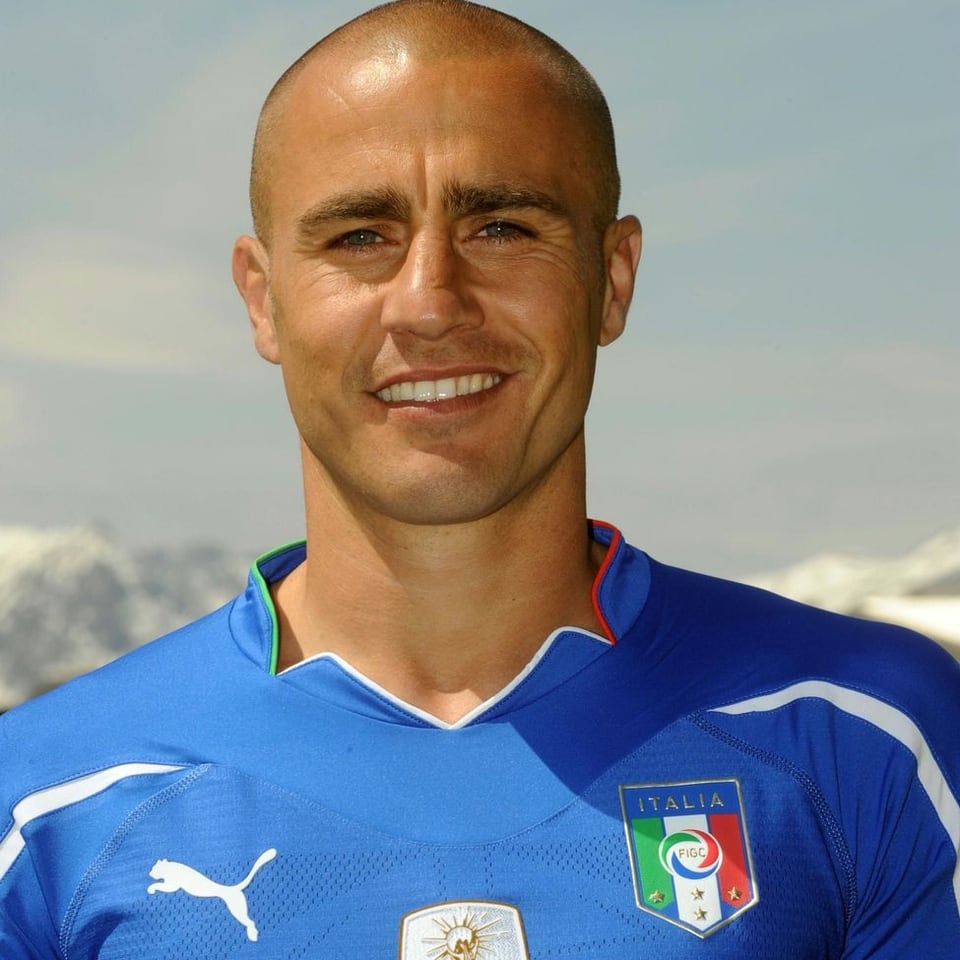 Fabio Cannavaro strahlt im blauen Italien-Trikot in die Kamera.