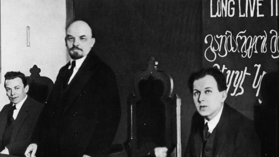 Schwarz-weiss-Bild des Schweizer Kommunisten Fritz Platter neben Lenin.