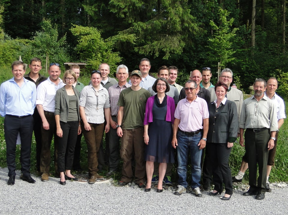 Gruppenbild mit Regierungsrätin Manuela Weichelt-Picard an der Jagdprüfung 2014. 
