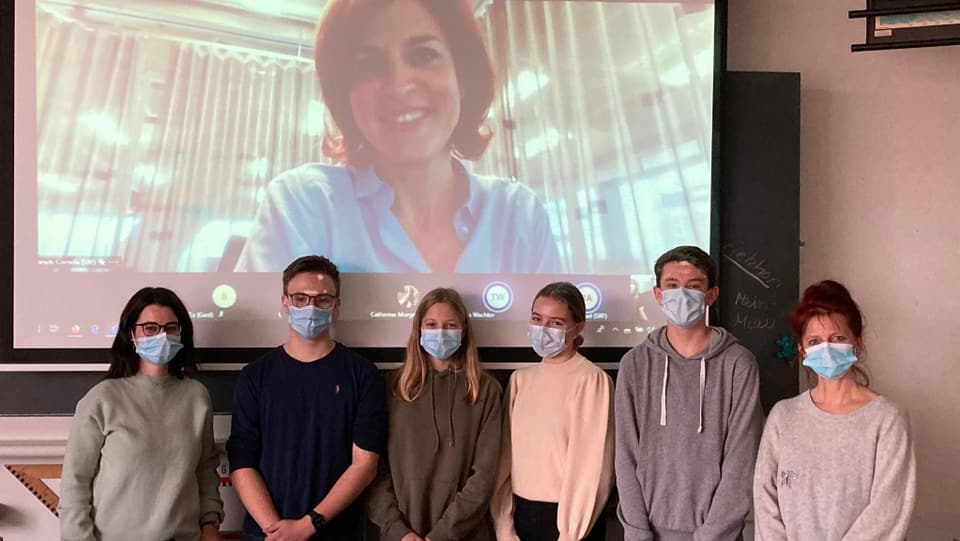 Schülerinnen und Schüler der Bezirksschulklassen 2a und 2b aus Seengen treffen Moderatorin Cornelia Boesch virtuell.