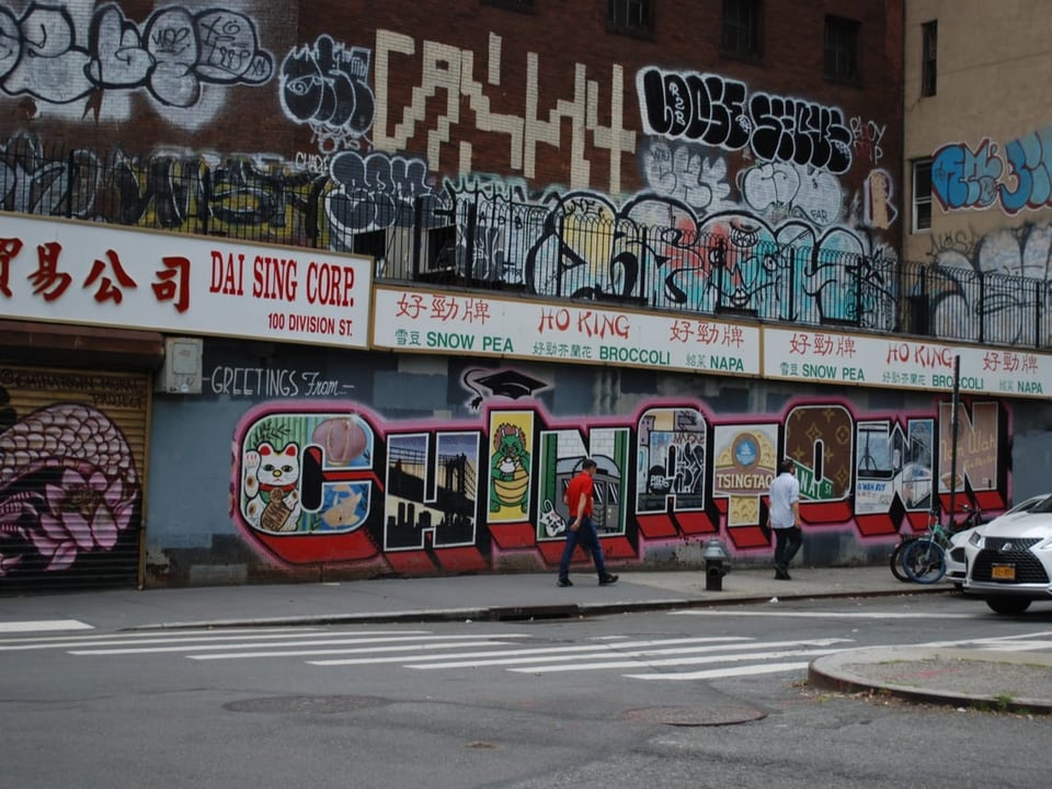 Graffiti an einer braunen Hauswand in New York