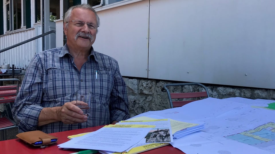Hansruedi Kellenberger erläutert seine Baupläne.