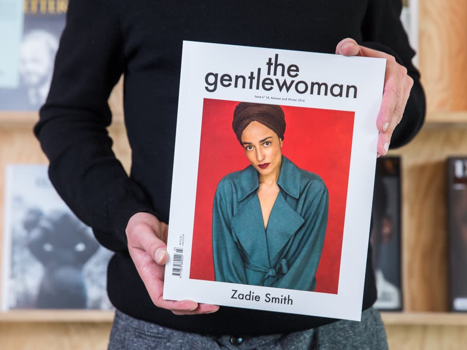 Magazincover: Fotografie der Schriftstellerin Zadie Smith in einem grünen Mantel vor rotem Hintergrund.