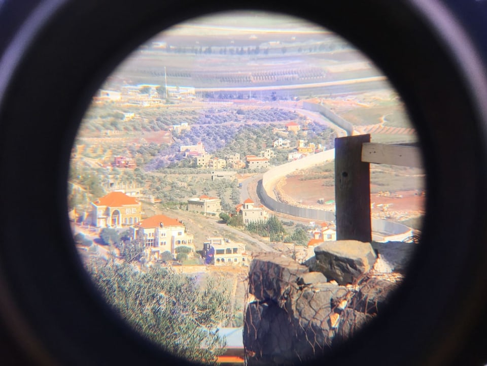 Libanesisch-israelische Grenze durch ein Fernrohr fotografiert