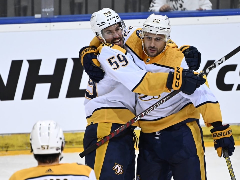 Nino Niederreiter jubelt mit Roman Josi.