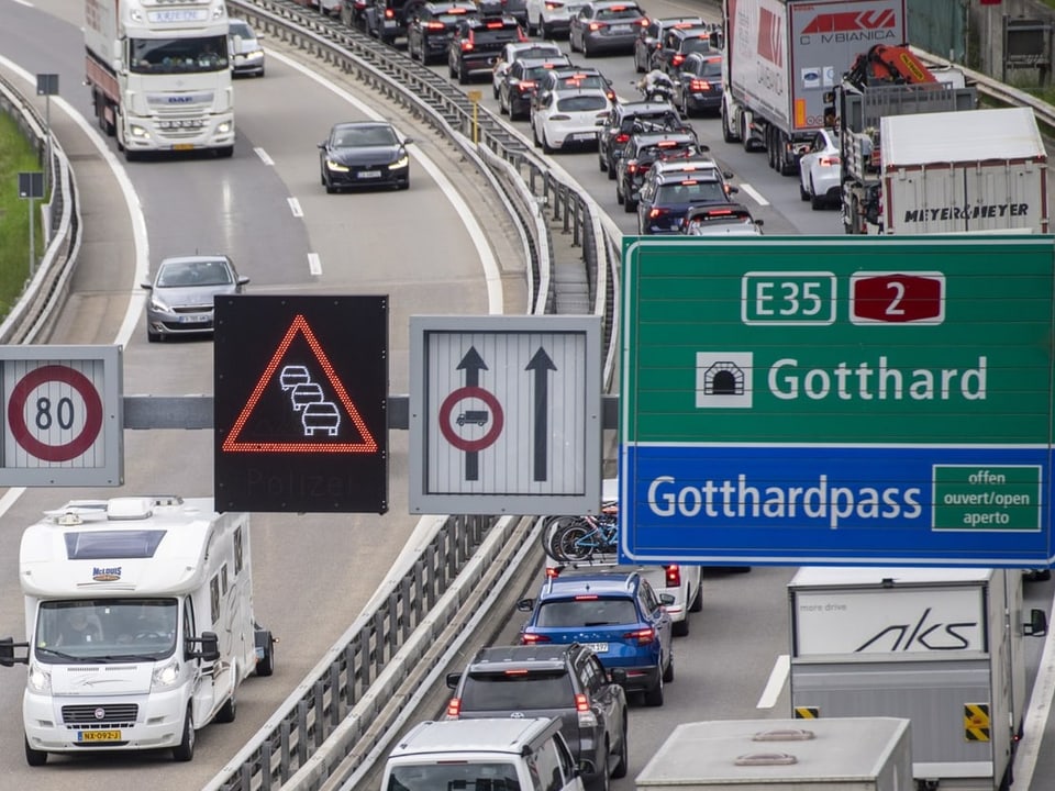 Vor dem Gotthard staut sich der Verkehr.