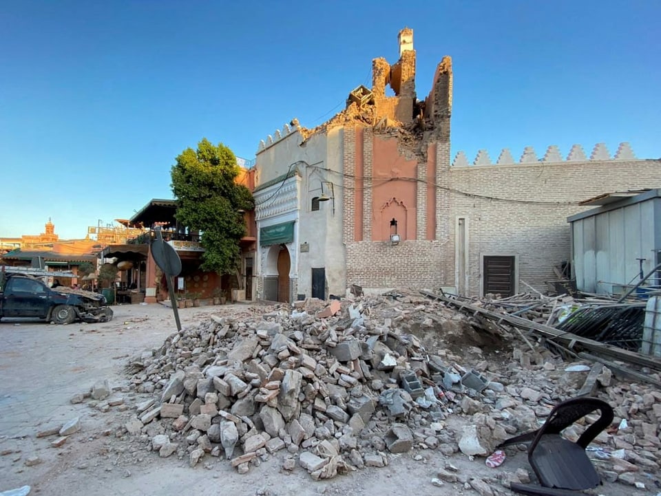 Eine Moschee in Marrakesch wurde beim Erdbeben zerstört, Trümmerteile liegen herum.