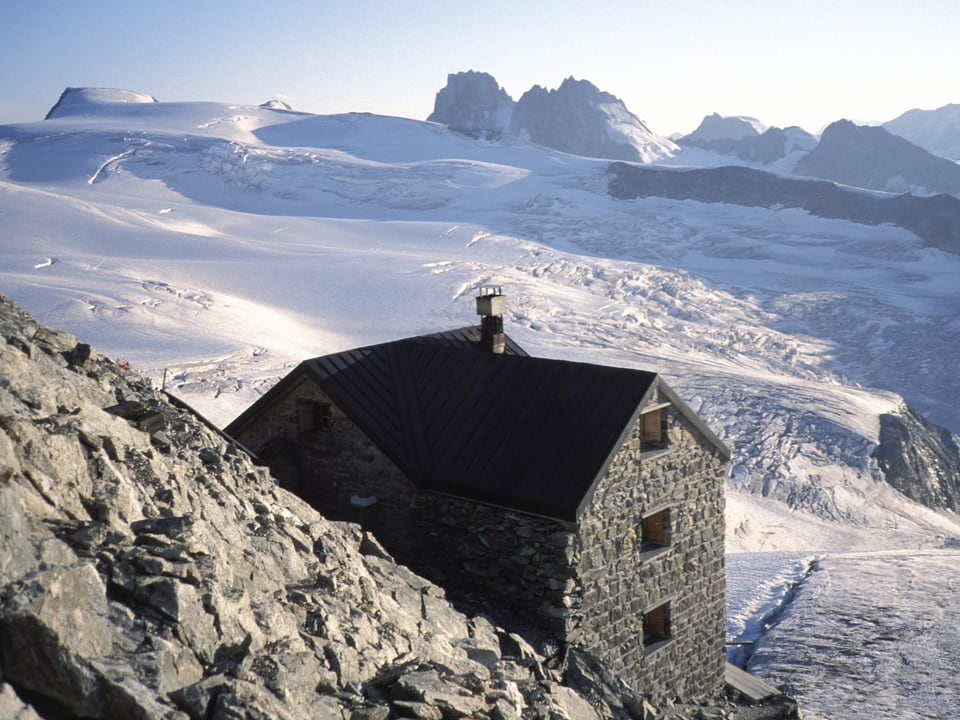 Blick auf die Hütte Cabane Dent Blanche in den Walliser Alpen