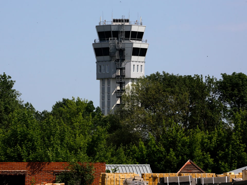 Der Airport Tower vor der Zerstörung.