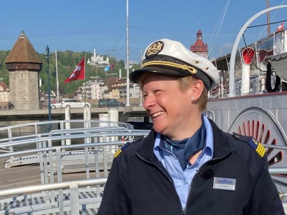Rebecca Benz lacht – im Hintergrund das Dampfschiff und der Wasserturm in Luzern.