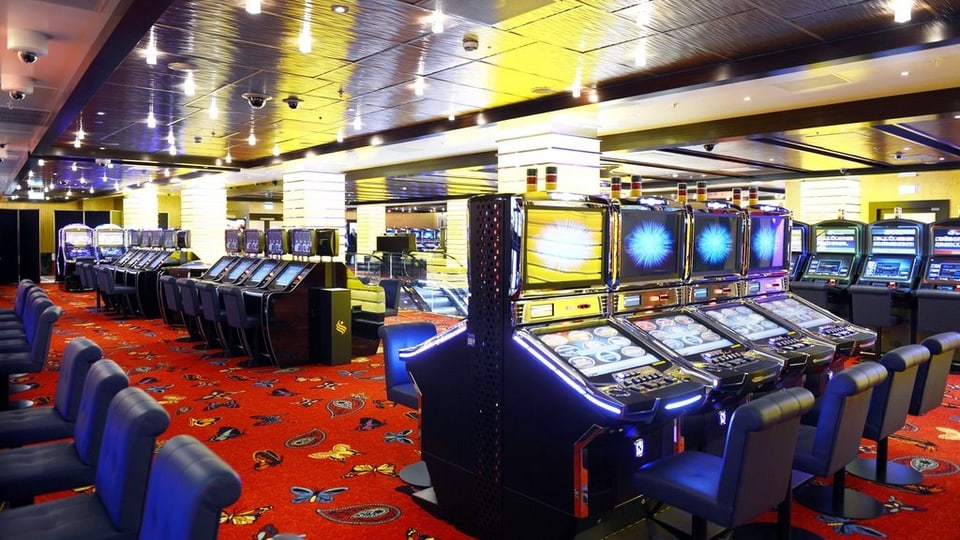 Blick auf die Spieltautomaten im Casino Zürich.