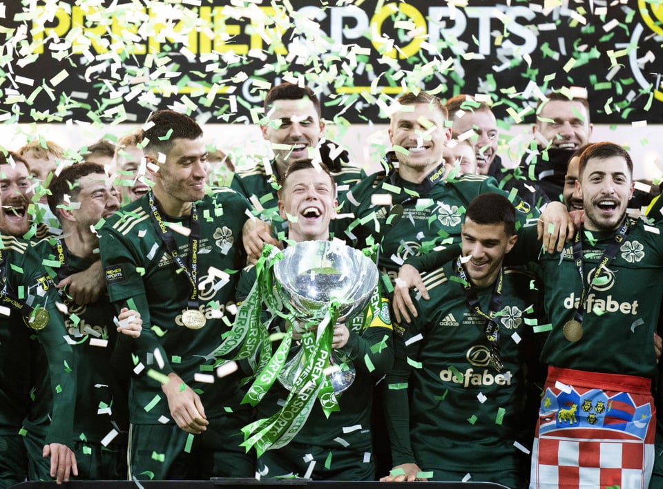 Celtic-Captain Callum McGregor stemmt die Trophäe des Liga-Cups.