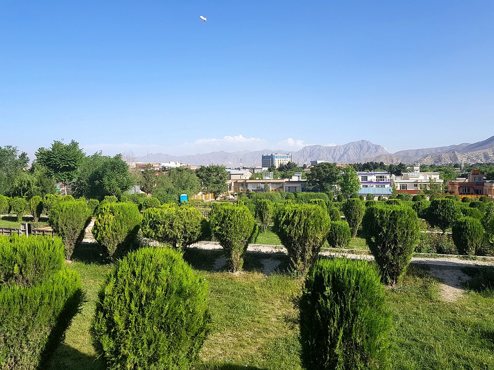Ein Zeppelin über einem Park im hochgesicherten Quartier Wazir Akbar Khan in Kabul. 