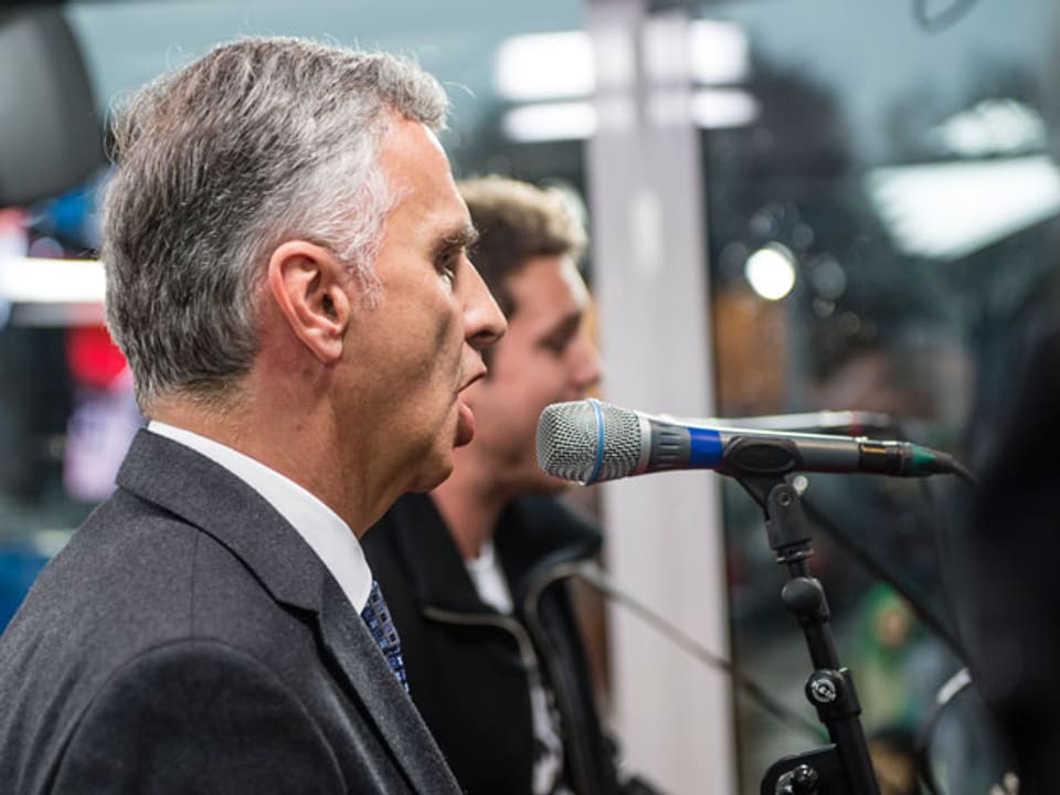 Bundespräsident Didier Burkhalter singt mit Bastian Baker in der JRZ-Glasbox