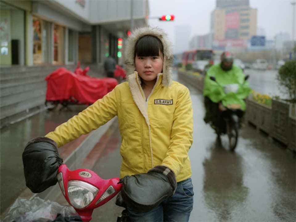 Frau Zhang, 22. In der Stadt Xuzhou leben über 8 Millionen Menschen. Provinz Jiangsu, 2012.