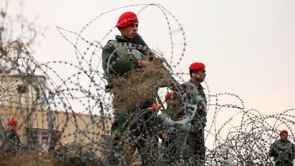 Nach dem Anschlag haben afghanische Sicherheitsleute eine Strassensperre errichtet. 