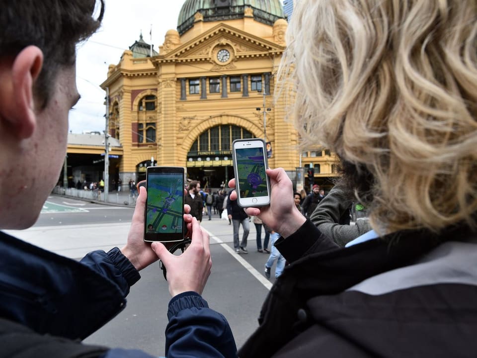 Pokémon-Po-Spieler vor dem Bahnhof von Melbourne