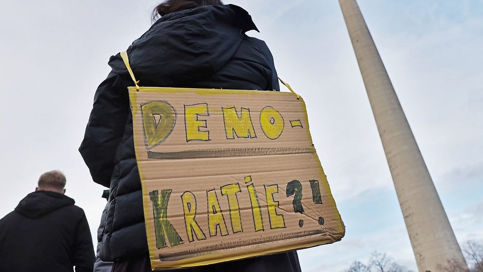Die demokratischen Spielregeln sind an Demonstrationen gegen Regierungen oft ein Thema.