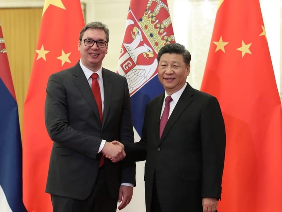 Vucic und Xi Jinping schütteln Hände
