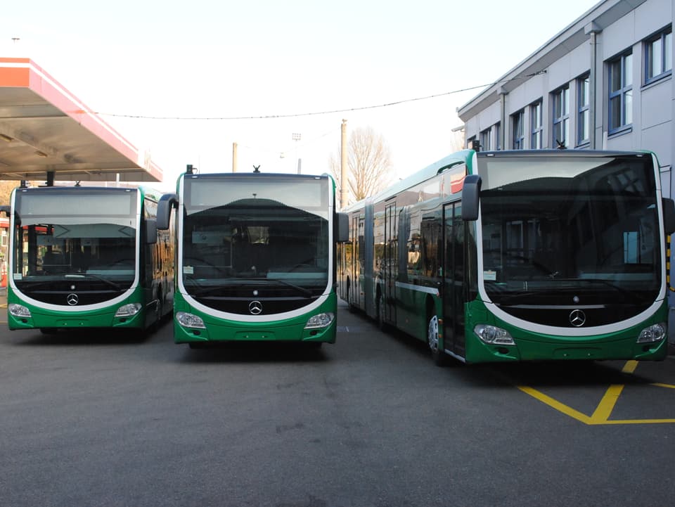 Drei Busse nebeneinander
