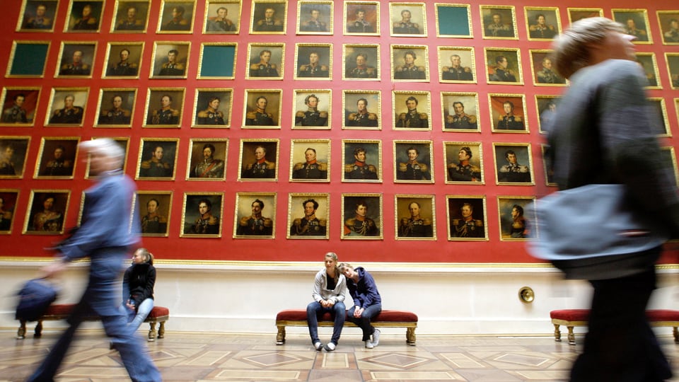 Bilder von Generälen an einer roten Wand in einem russischen Museum.