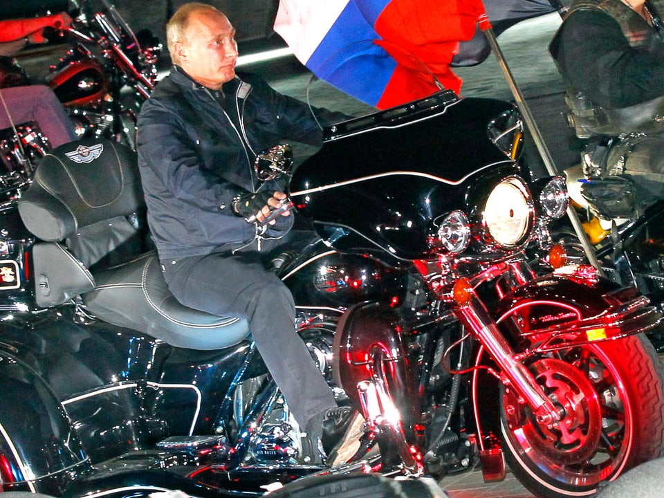 Putin reitet bei seinem Besuch eines Motorradfestivals in der südrussischen Stadt Noworossijsk am 29. August 2011 eine mächtige Maschine.