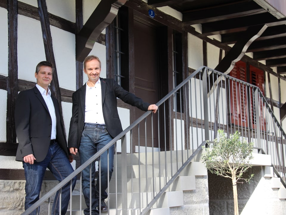 Der Zürcher Architekt Gerry Schwyter (links) und der Zuger Historiker Michael van Orsouw vor dem ehemaligen Verwaltergebäude des Hammerguts Cham.