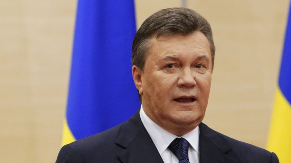 Viktor Janukowitsch spricht in ein Mikrofon