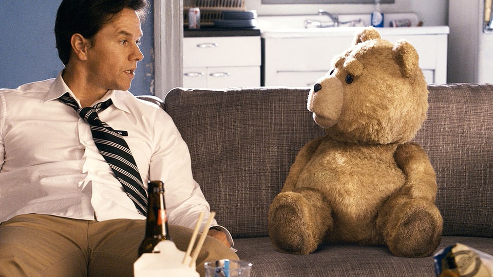 Szene aus dem Film «Ted», links Mark Wahlberg, rechts der übergrosse Plüschteddy