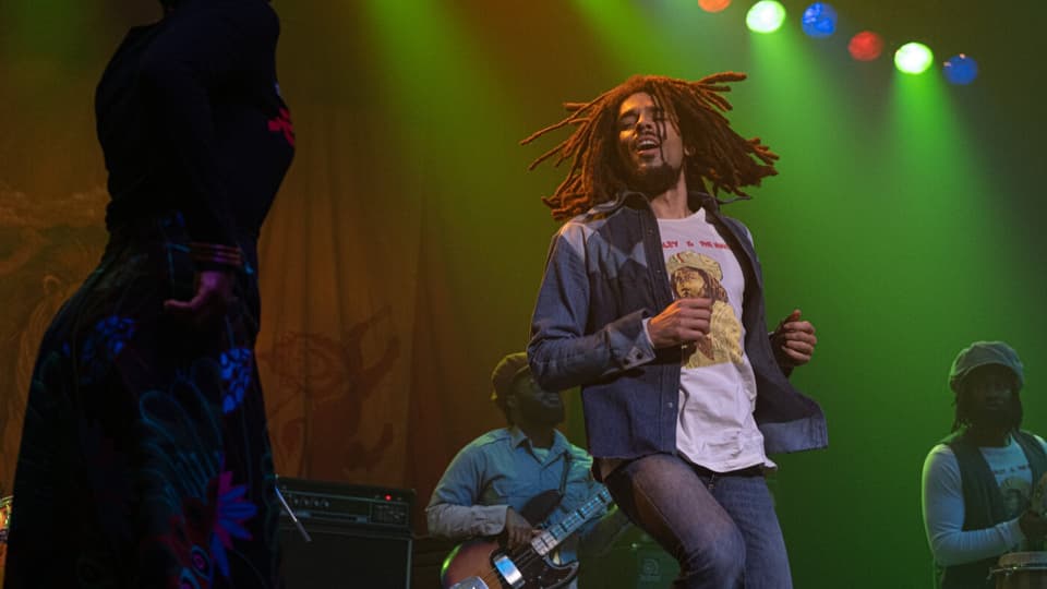 Bob Marley auf der Bühne singend und tanzend